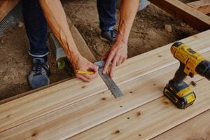 Entrepreneurs construisant une terrasse en bois