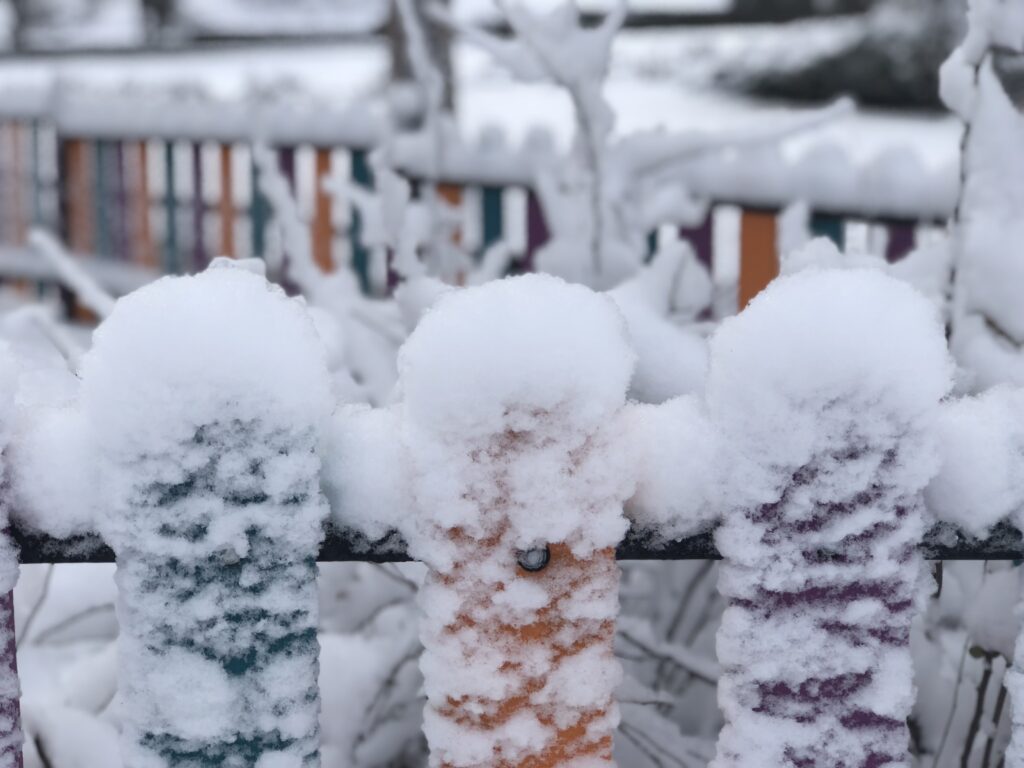 Clôture couverte de neige