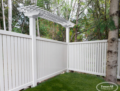 Peut-on installer une pergola sur une clôture ?